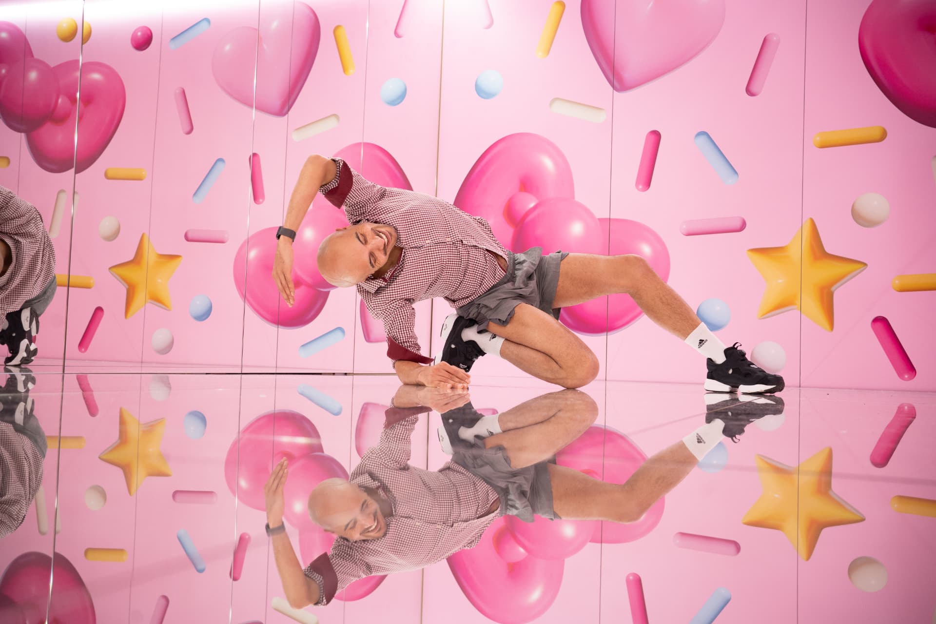 Tanzpose vor pinkem Hintergrund