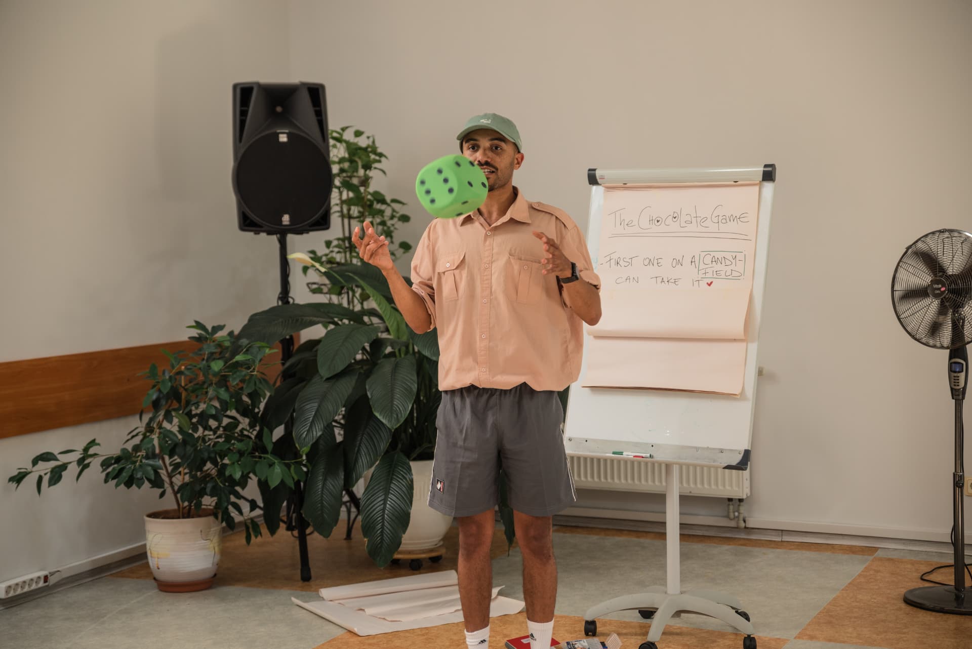 Yves leitet eine Gruppenaktivität vor einem Flipchart