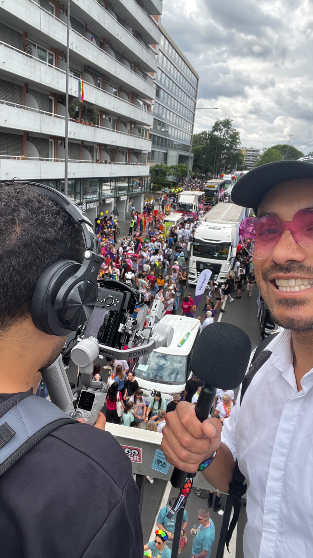 Yves moderiert live mit Mikrofon und Herzchenbrille